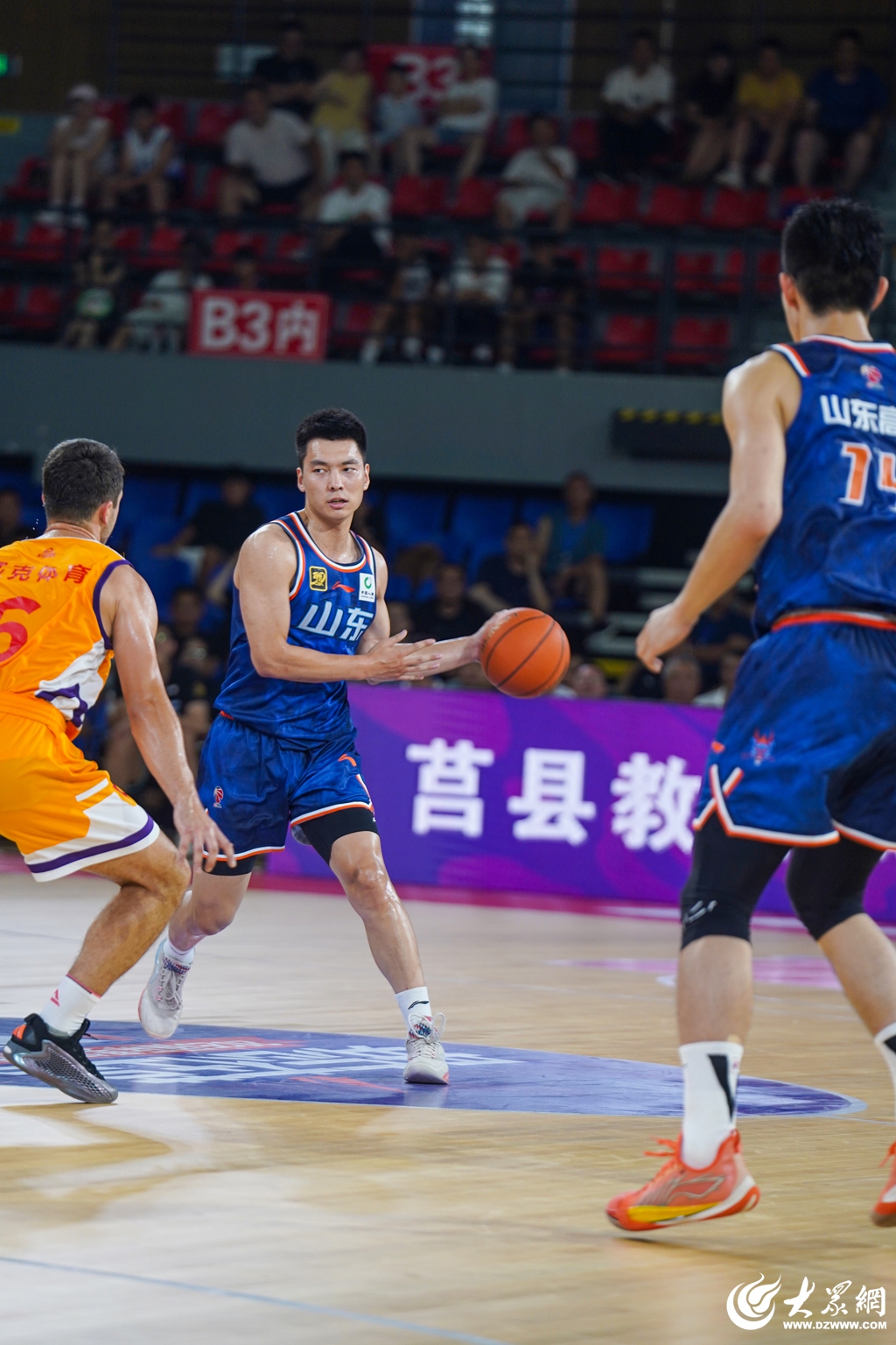 爱游戏官网-关于转折点!山东男篮造点机会,NBA总决赛窗口期攻防权衡,媒体盛赞,阵容厚度经受考验的信息